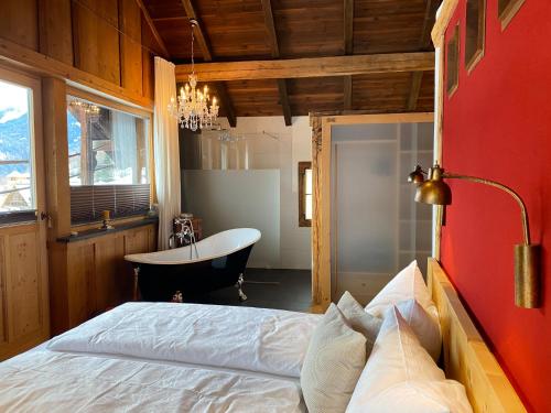 拉迪斯Panorama Chalet Heimatliebe的卧室配有床和浴缸