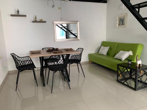 蒙特里亚CIC Apartamento amoblado Mirador del Sinú的客厅配有绿色沙发和桌子