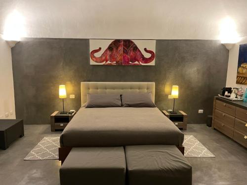 潘泰莱里亚唐马里奥度假村 的一间卧室设有一张大床和两个床头柜