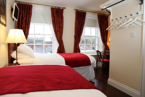 伦敦德里8号联排别墅住宿加早餐旅馆的酒店客房设有两张床和窗户。