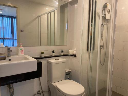 GodownNotthing Hill Charoenkrung93 Condominium的浴室配有卫生间、盥洗盆和淋浴。