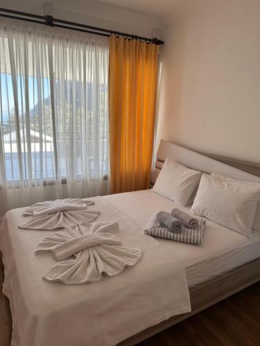 安塔利亚yenivadi的一张带两条毛巾的床和窗户