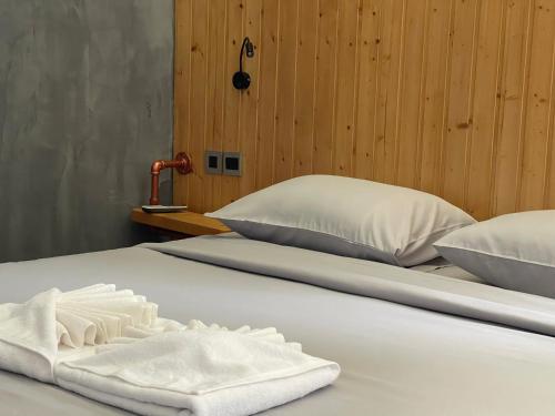 梭桃邑Rock Forest的两张床,上面有白色毛巾