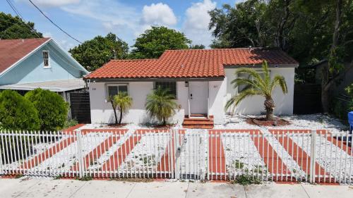 迈阿密Renzzi Wynwood House的前面有白色围栏的房子