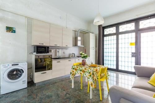 那不勒斯Museo Filangieri Apartment-Suite的厨房配有一张带黄桌布的桌子