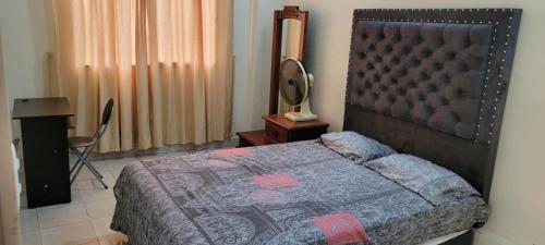 卡利Piazza Granada的一间卧室配有一张带大床头板的床