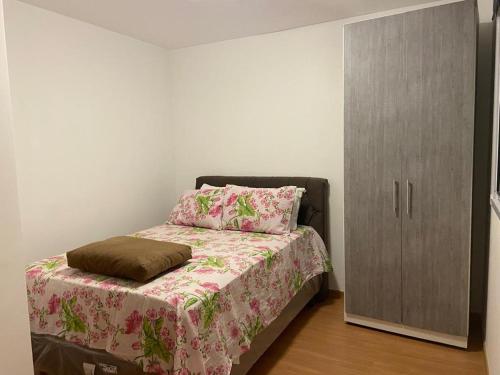 萨尔瓦多AP Novo Mobiliado的一间带床和橱柜的小卧室