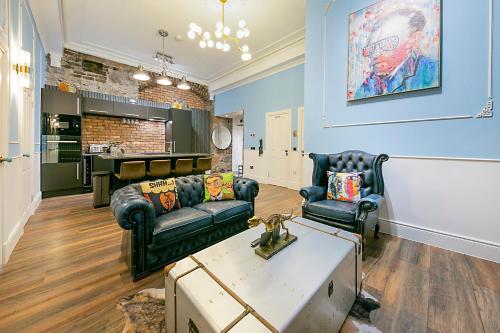 阿伯丁Market Street Apartments ✪ Grampian Lettings Ltd的客厅配有两张沙发和一张桌子