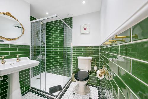 阿伯丁Market Street Apartments ✪ Grampian Lettings Ltd的绿色瓷砖浴室设有卫生间和水槽