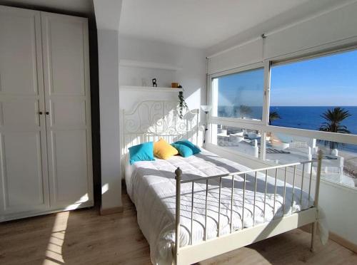 卡博皮诺Estudio con increíbles vistas.的一间卧室设有一张床,享有海景