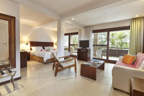 布希奥斯PortoBay Búzios的酒店客房设有床和客厅。