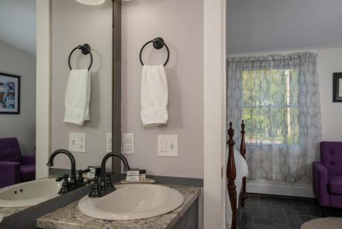 New HarborThe Bradley Inn的一间带两个盥洗盆和大镜子的浴室
