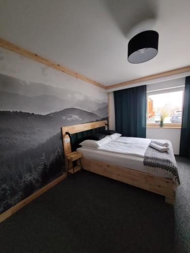 乌斯特龙Karolowy pokoje&apartamenty的一间卧室配有一张壁画床