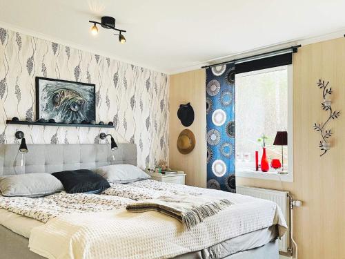 奥莫尔Holiday home ÅMÅL的一间卧室设有一张床和一个窗口