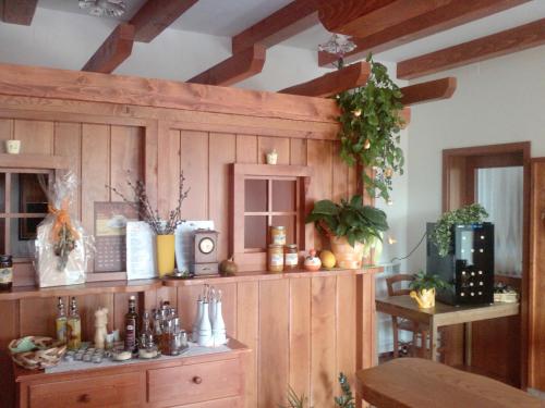 迪瓦查奥斯特利贾纳普拉尼尼住宿加早餐旅馆的厨房配有带时钟的木柜