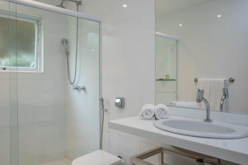 布希奥斯O HOTEL的白色的浴室设有水槽和淋浴。