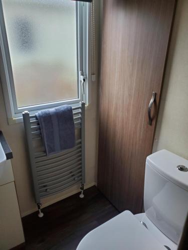 希舍姆Heysham seaview的一间带卫生间、窗户和毛巾的浴室