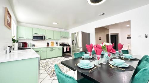 格伦代尔Spacious, Private, Modern 4 Bedroom House Plus Game Room的厨房配有黑桌和绿色橱柜