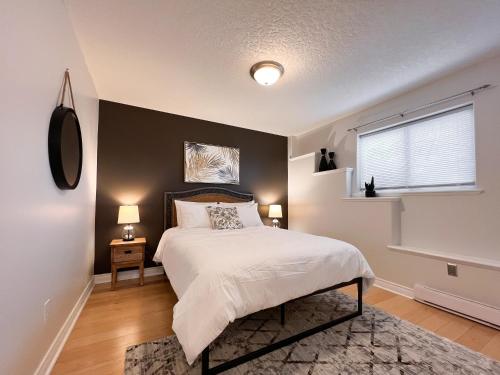 维多利亚The Royal Bay Getaway的一间卧室设有一张大床和一个窗户。