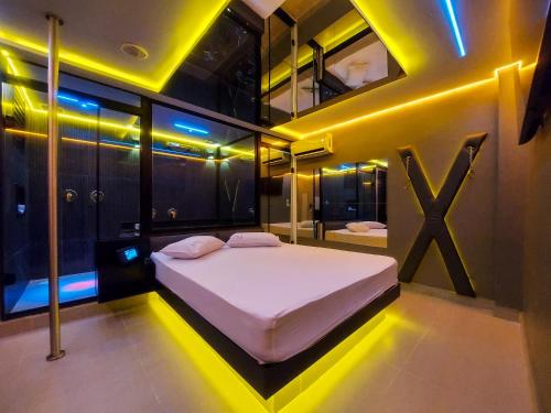 圣保罗Adrenalina Motel Itaquera - Arena Corinthians的卧室配有一张白色的大床,拥有黄色的灯光