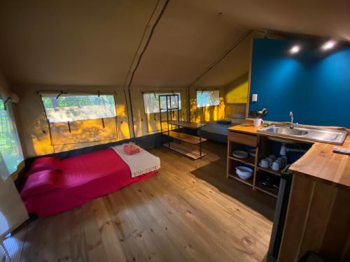 奥霍查尔El Pulpo Safari Lodge的帐篷内带床和水槽的房间