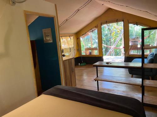 奥霍查尔El Pulpo Safari Lodge的帐篷内带一张床和一张桌子的房间