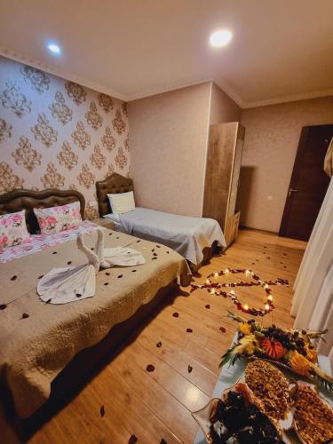 阿哈尔齐赫Hotel Lotus的一间卧室设有两张床,铺有木地板