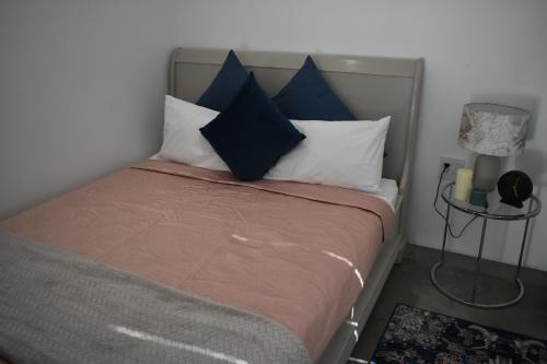 开普敦Langbeentjie Inn Two Point O的一间卧室配有一张带蓝色和白色枕头的床