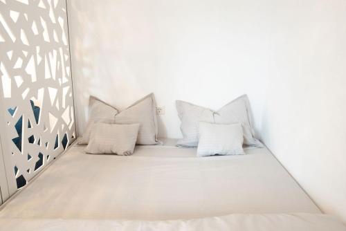 蒂米什瓦拉Alternativ 1 Residence的白色墙壁和枕头的宿舍间内的一张床位