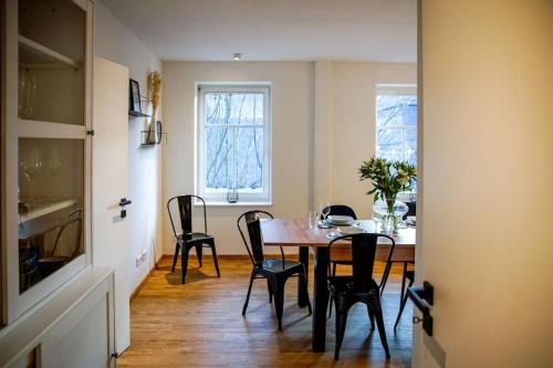 温特贝格Ferienhaus Regenstein的厨房以及带桌椅的用餐室。