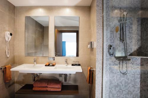 卡波圣卢卡斯Riu Santa Fe - All Inclusive的一间带水槽和淋浴的浴室