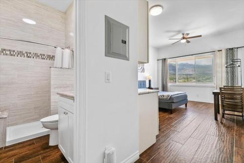 怀卢库Unit 15 Maui Ohana Modern Studio的白色的浴室设有卫生间和窗户。