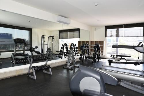 克雷塔罗Fato Hotel的健身房拥有许多跑步机和机器