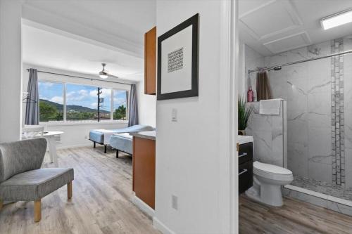 怀卢库Unit 17 Maui Ohana Modern Studio的客房设有带卫生间和水槽的浴室。