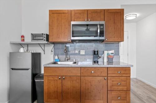 怀卢库Unit 17 Maui Ohana Modern Studio的厨房配有水槽和微波炉