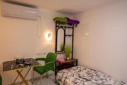 迈季代勒舍姆斯Dove Suites的客房设有一张床、一张书桌和一面镜子