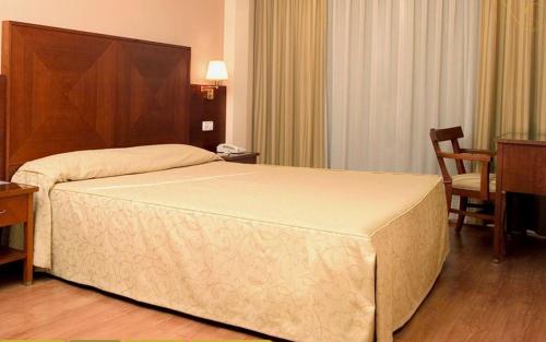 Beniparrell奇奎特之家酒店的酒店客房设有一张大床和一张书桌。