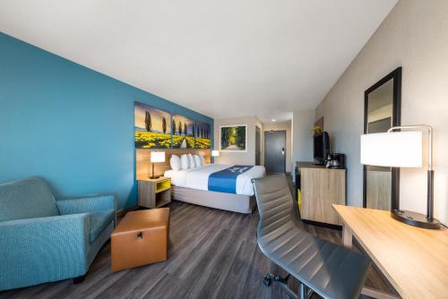 莱思罗普莱斯罗普-斯托克顿戴斯酒店的配有一张床和一张书桌的酒店客房