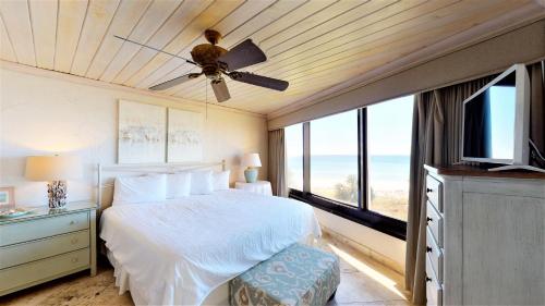 德斯坦Beachside II 4238的一间卧室配有一张床和吊扇