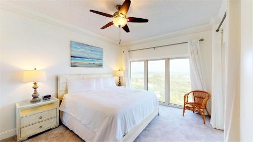 德斯坦Beach Manor 1206的一间卧室配有一张床和吊扇