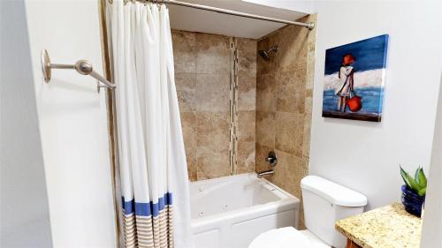 德斯坦Beach Manor 1206的带淋浴帘和卫生间的浴室
