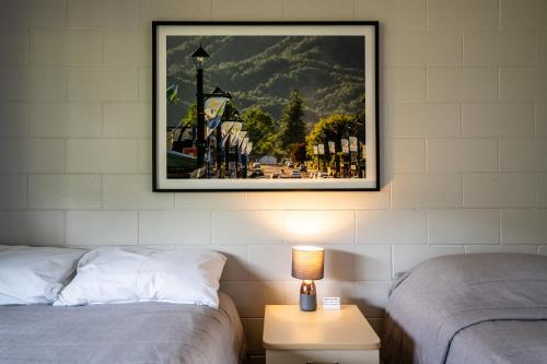 里夫顿Dawsons Hotel的挂在两张床铺旁边的墙上的照片