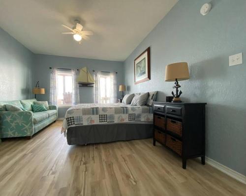 瑟夫赛德海滩Beach House with Ocean view的蓝色的卧室配有床和沙发