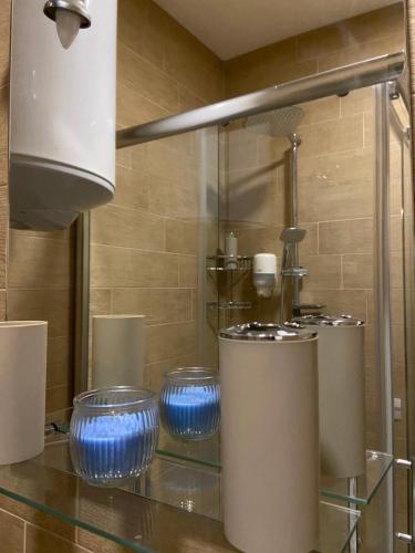 马夫罗沃Angela Apartment的厨房配有蓝色玻璃碗,位于柜台上