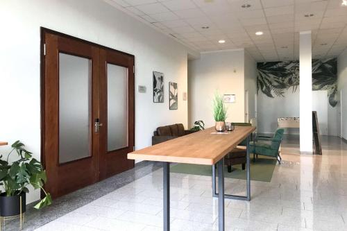 奥森富尔特波西尼亚贝斯特韦斯特酒店的一间会议室,配有木桌和椅子