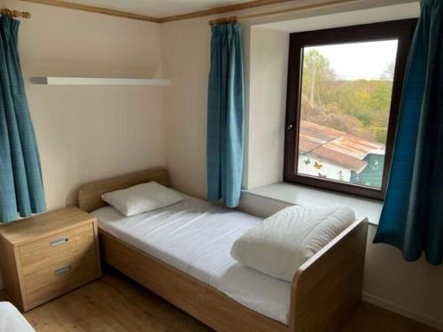 GouvyLovely holiday home in Gouvy with sauna的一间小卧室,配有床和窗户