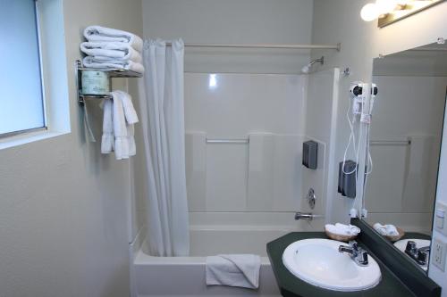 奥克赫斯特奥克赫斯特旅舍的带淋浴、盥洗盆和浴缸的浴室