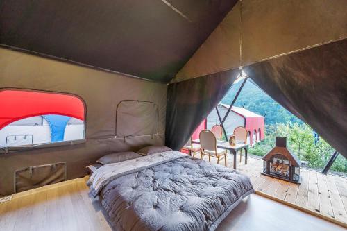 NamyangjuClub Lespia Namyangju 2nd Branch的帐篷内一间卧室,配有一张床