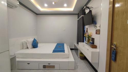 潘郎Phuong Linh Mini Hotel的一间白色的小卧室,配有床和水槽