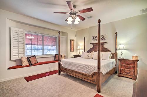 哈瓦苏湖城Lake Havasu City Vacation Rental with Pool!的一间卧室配有一张床和吊扇